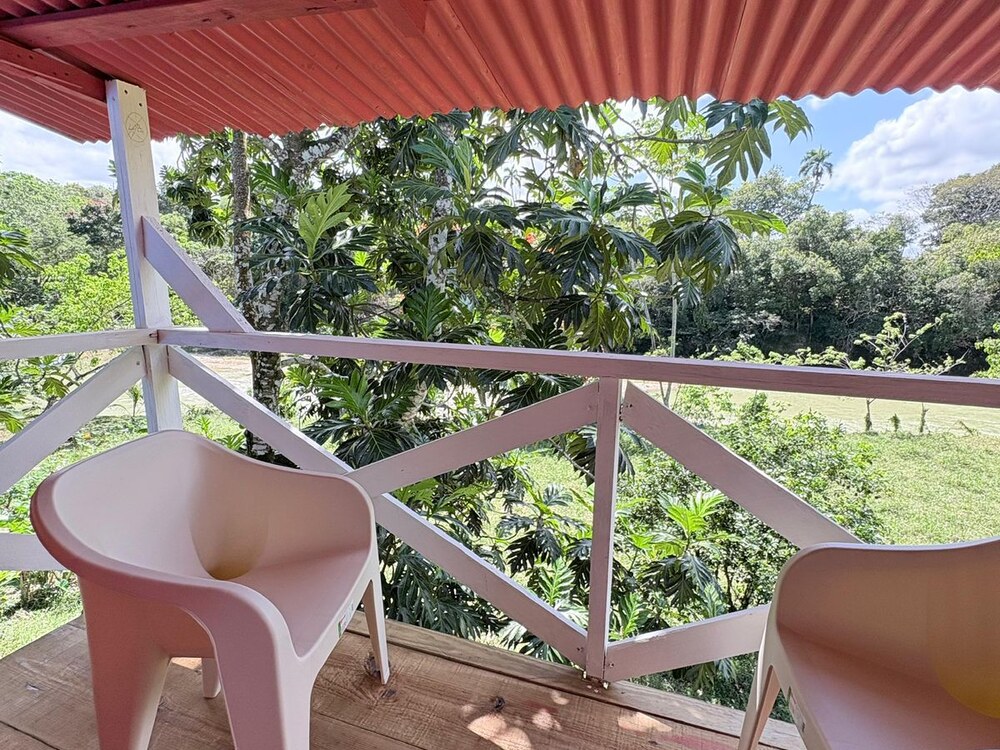 Balcón de una cabaña con vista a la naturaleza